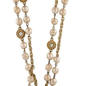 CHANEL
Vintage Faux Pearl & Strass Long Necklace